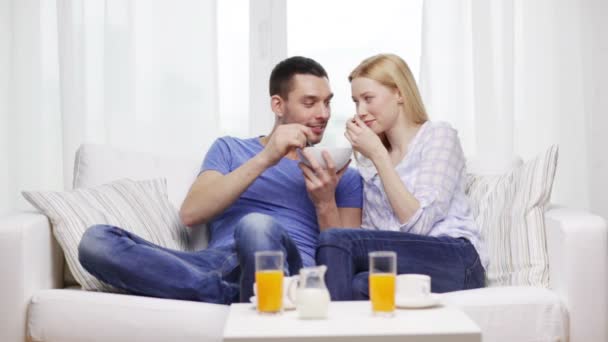 Χαμογελώντας ζευγάρι που έχοντας πρωινό στο σπίτι — Αρχείο Βίντεο