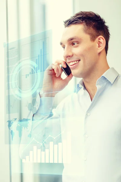 Lächelnder Geschäftsmann mit Smartphone im Büro — Stockfoto