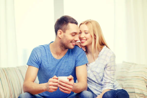 Hombre sonriente con taza de té o café con esposa —  Fotos de Stock