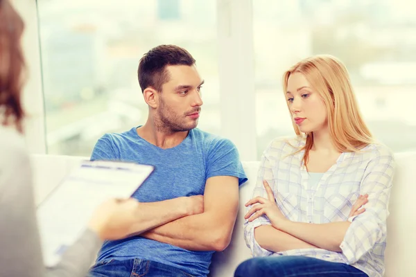 Young couple with a problem at psychologist office — Stock Photo, Image