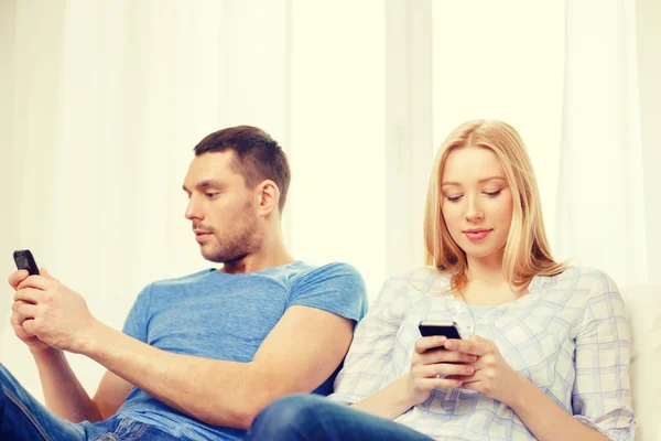 Couple concentré avec smartphones à la maison — Photo