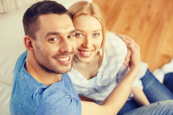 Sourire heureux couple à la maison — Photo