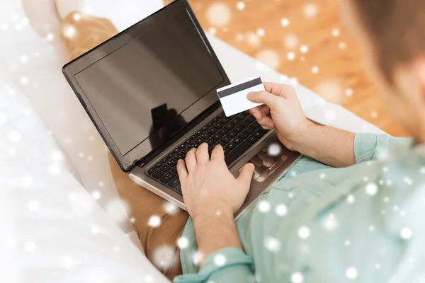 Close up de homem com laptop e cartão de crédito — Fotografia de Stock