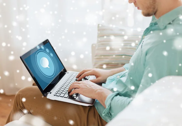 Close up de homem que trabalha com laptop em casa — Fotografia de Stock