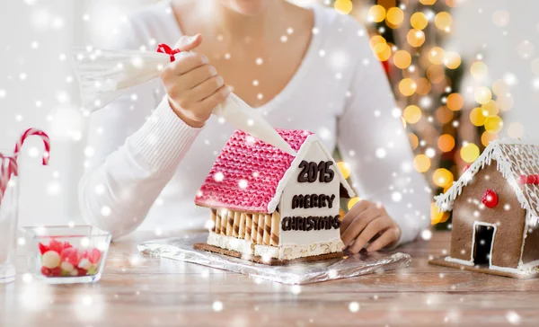 Close up van vrouw maken Peperkoekhuisjes — Stockfoto