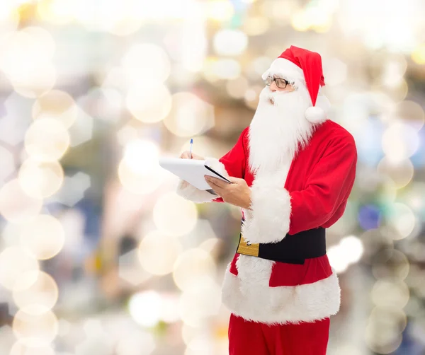 Homme en costume de Père Noël claus avec bloc-notes — Photo