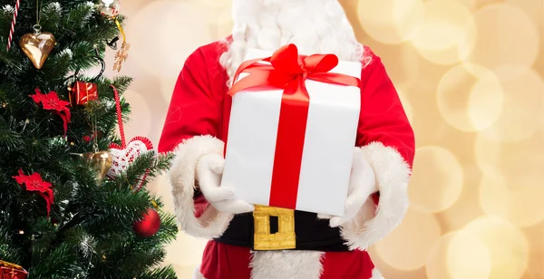 Homme en costume de Père Noël claus avec boîte cadeau — Photo