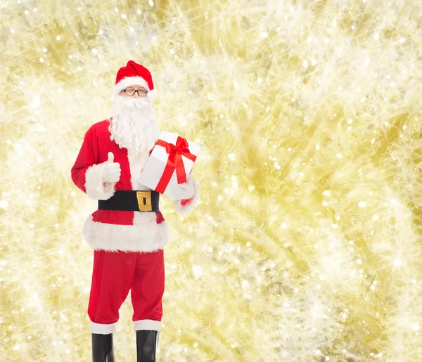 Homem em traje de santa claus com caixa de presente — Fotografia de Stock