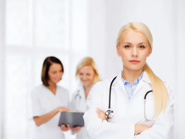 Poważne kobiece kobieta lekarz stetoskop — Zdjęcie stockowe