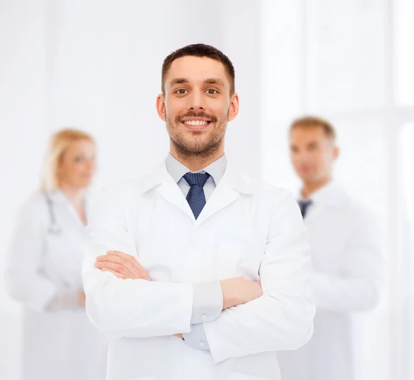 Улыбающийся доктор в белом халате — стоковое фото