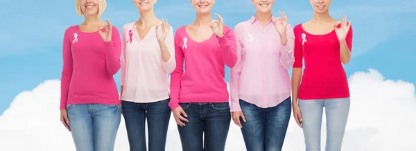 妇女与癌症丝带的特写 — 图库照片