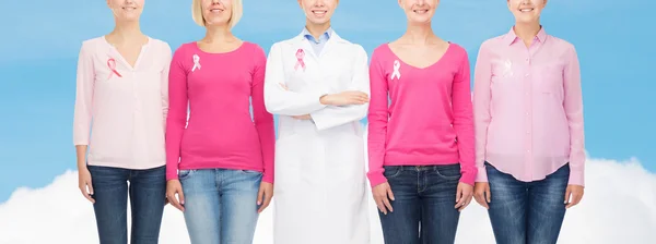 Primer plano de las mujeres con cintas de sensibilización contra el cáncer — Foto de Stock