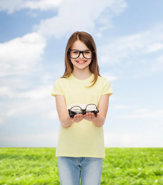 Sorridente carina bambina in occhiali neri — Foto Stock