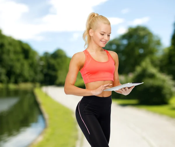 Ler sportiga kvinnan med tablet pc-dator — Stockfoto