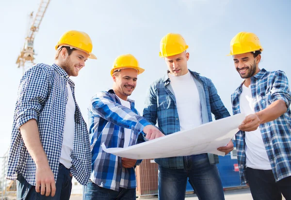 Grupo de construtores com tablet pc e planta — Fotografia de Stock