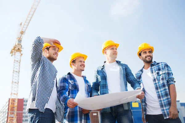 Grupo de constructores con tablet pc y plano — Foto de Stock