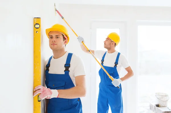 Grupo de construtores com ferramentas dentro de casa — Fotografia de Stock