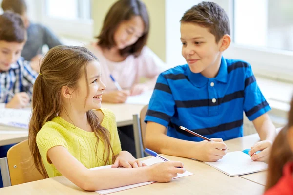 Groep van school-kids schrijven test in klas — Stockfoto