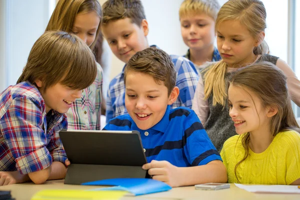 Grupa dzieci ze szkoły z komputera typu tablet w klasie — Zdjęcie stockowe