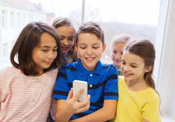 Grup selfie smartphone ile çekici okul çocukları — Stok fotoğraf