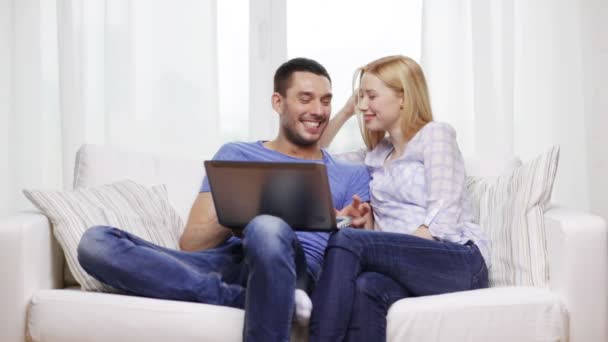 Casal sorridente com computador portátil em casa — Vídeo de Stock
