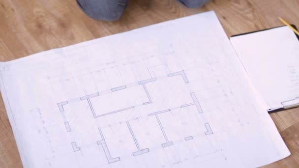 Erkek elinde Blueprint ölçme yakın çekim — Stok video