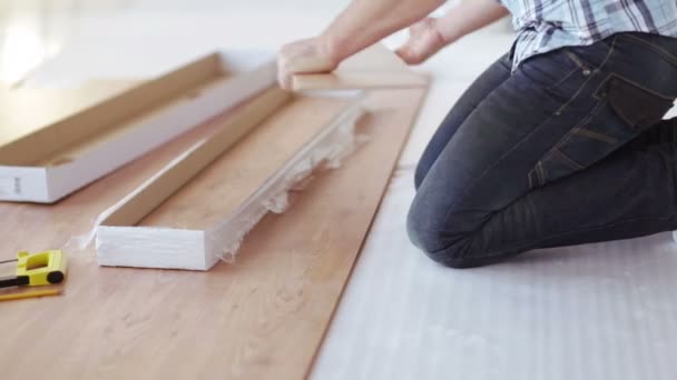 Primer plano de las manos masculinas que miden pisos de madera — Vídeos de Stock