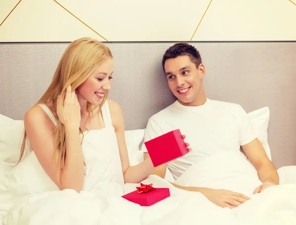 Hombre dando mujer pequeña caja de regalo roja — Foto de Stock