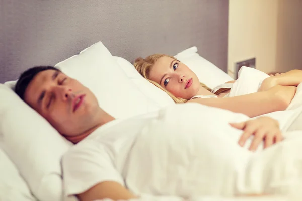 Rodinné dvojice spí v posteli — Stock fotografie
