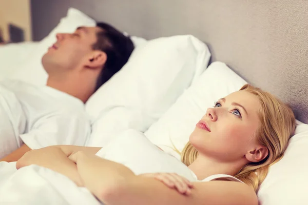 Щаслива пара спить у ліжку — стокове фото