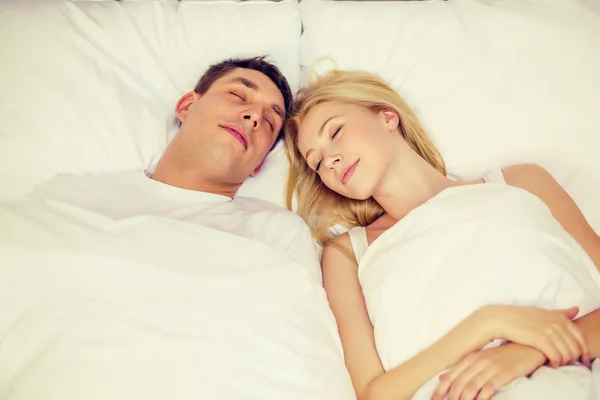 Casal feliz dormindo na cama — Fotografia de Stock