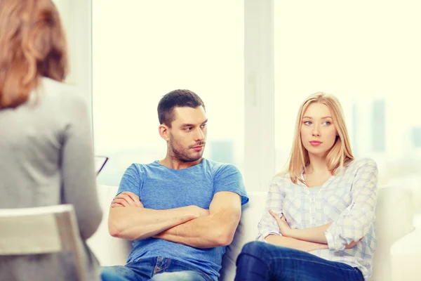 Pareja joven con un problema en el consultorio de psicólogos — Foto de Stock