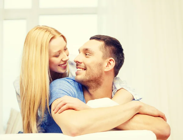 Ler lyckligt par hemma — Stockfoto
