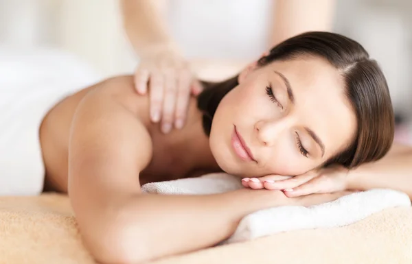 Красива жінка в спа-салоні отримує масаж — стокове фото