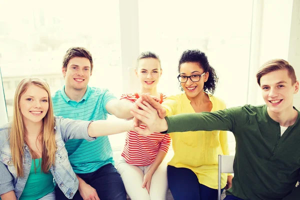 Lächelnde Schüler mit High-Five-Geste im Sitzen — Stockfoto