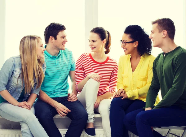 Vijf lachende tieners plezier thuis — Stockfoto