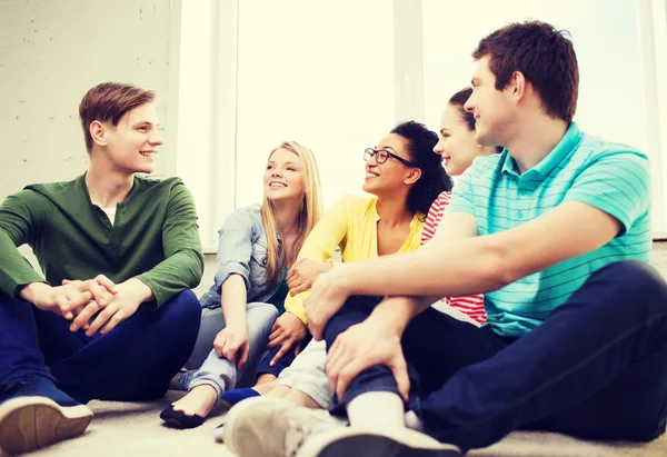 Vijf lachende tieners plezier thuis — Stockfoto