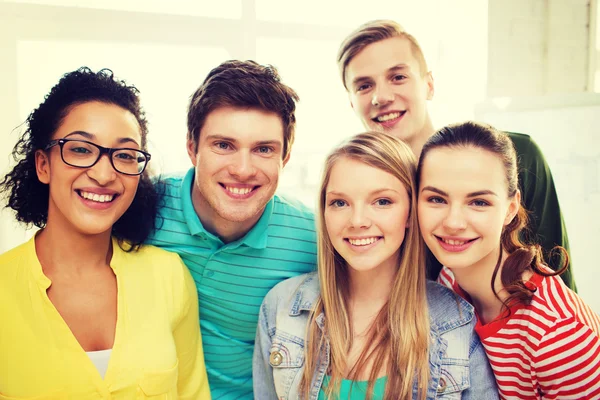 Grupo de personas sonrientes en la escuela o en casa — Foto de Stock