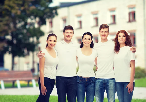 Grupp leende tonåringar i vit blank t-shirts — Stockfoto