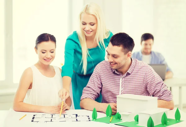 Architetti sorridenti che lavorano in ufficio — Foto Stock