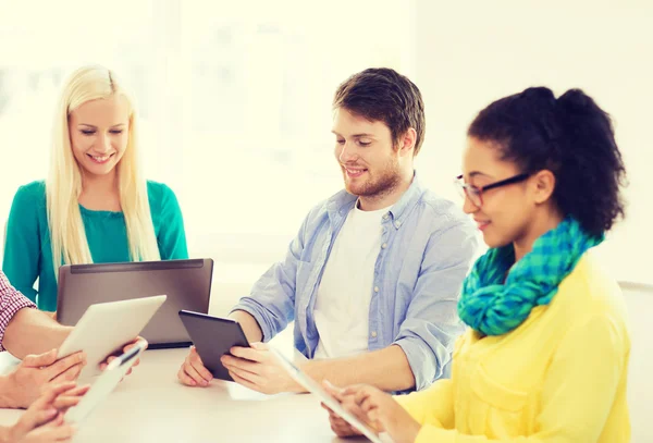 Squadra sorridente con pc da tavolo e laptop in ufficio — Foto Stock