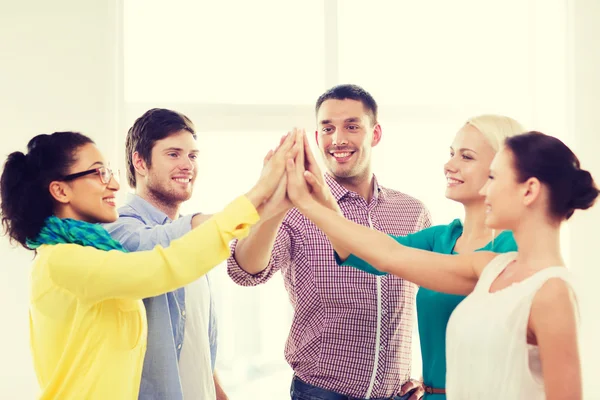 Equipo creativo haciendo alto gesto de cinco en la oficina —  Fotos de Stock