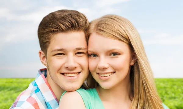 自然な背景の上を抱いて笑顔のカップル — ストック写真
