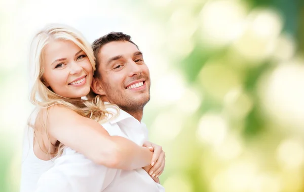 Couple heureux s'amuser sur le champ de fleurs de pavot — Photo