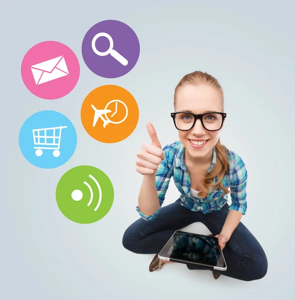 Sorrindo menina adolescente sentado no chão com tablet pc — Fotografia de Stock