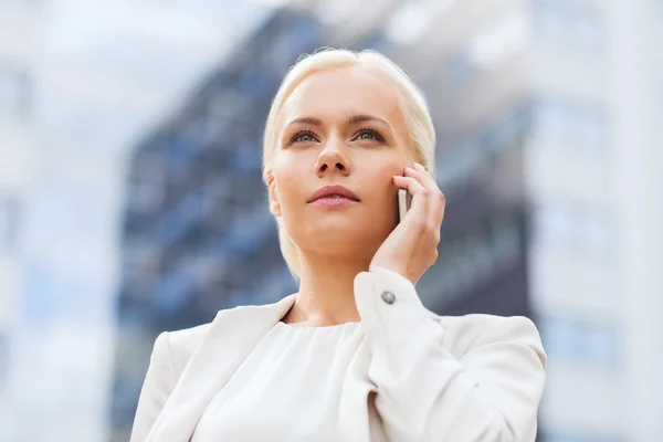 Mujer de negocios seria con teléfono inteligente al aire libre — Foto de Stock