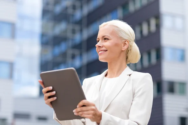 Femme d'affaires souriante avec tablette PC à l'extérieur — Photo