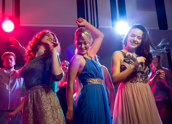 Lächelnde Freunde tanzen im Club — Stockfoto