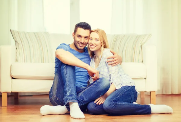 Sonriendo feliz pareja en casa —  Fotos de Stock