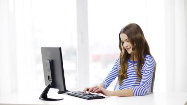 Smiling teenage girl with computer at home — Stock Video
